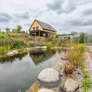 Domek obklopuje nádherná zahrada.