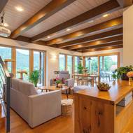 Vstup do hlavního obývacího pokoje nabízí dvě možnosti. Buď pokračovat dál, anebo vyjít vzhůru do podkroví.