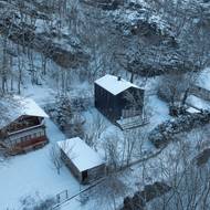 V zimě si mohou majitelé užívat příjemného tepla uvnitř chaty u krbových kamen.