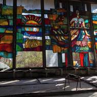 Vitrážová okna v kavárně. Jedno z mála míst, které se v případě poškození opravuje.