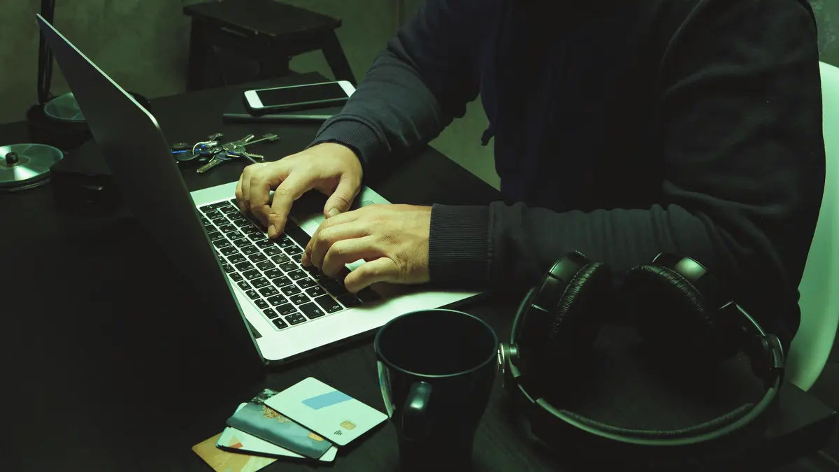 Muž vylákal falešnou hrou na city z obětí na seznamce miliony korun