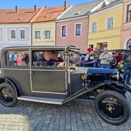 Setkání předválečných vozidel  Ze zámku na hrad