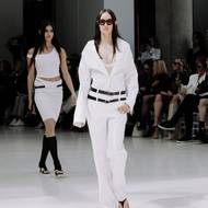 Návrhářka Valérie Jurčíková a její kolekce 5.0 inspirovaná 90. léty. Náplety na nohou odkazují ke klasickému aerobiku, který byl oblíbený také na VHS kazetách.