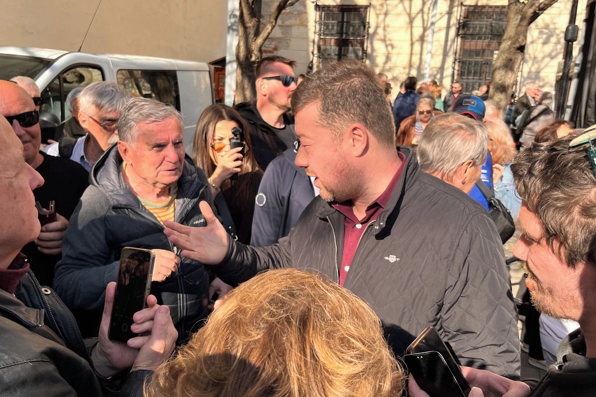 Plivla bych na vás, nic jste nezažil. Na protestu proti sjezdu sudetských Němců padala ostrá slova