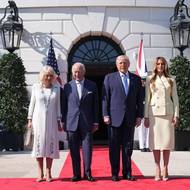 Při uvítání v Bílém domě měla Melania kostýmek v máslově žluté barvě, Camilla oblékla bílé šaty s  výšivkou.