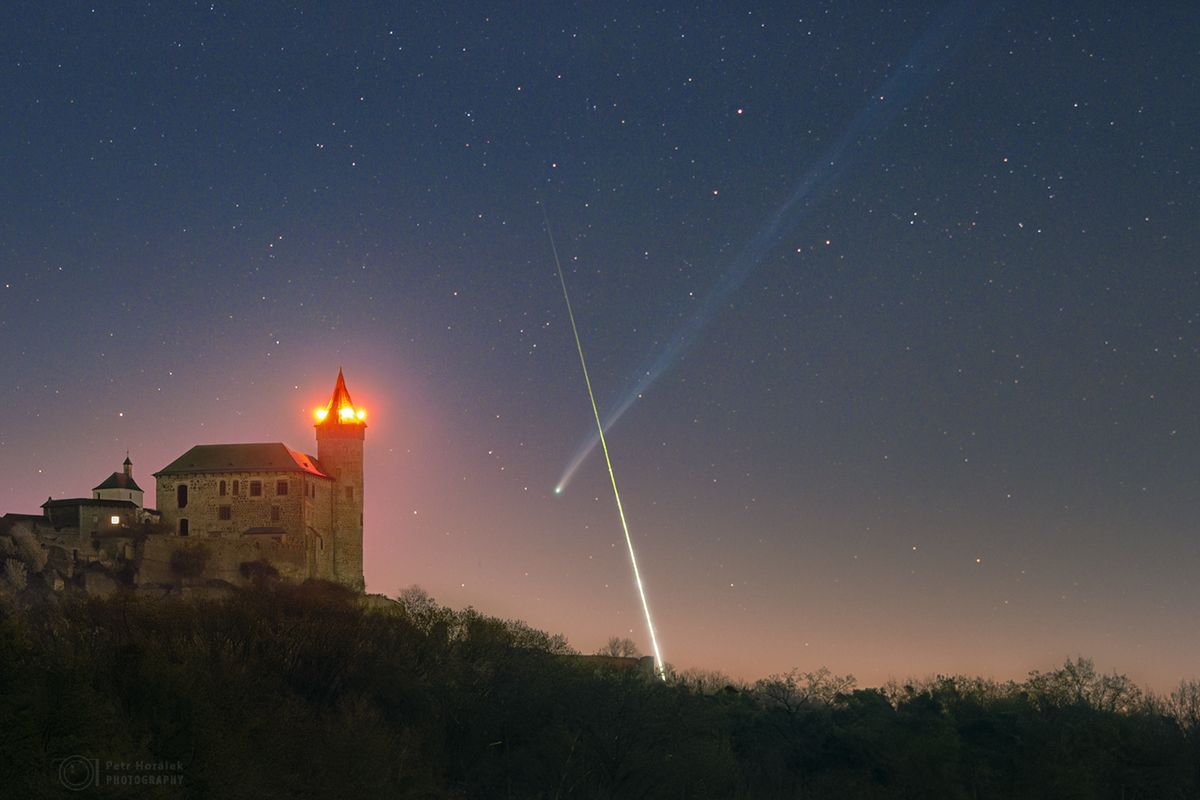 Čeští astronomové zachytili meteor před ohonem komety