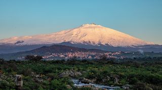 Neobvyklý pohled na Etnu. Na sopce stále leží šestimetrové závěje sněhu