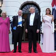 Melanie Trumpová a královna Camilla sladily na státní večeři šaty do růžových odstínů.