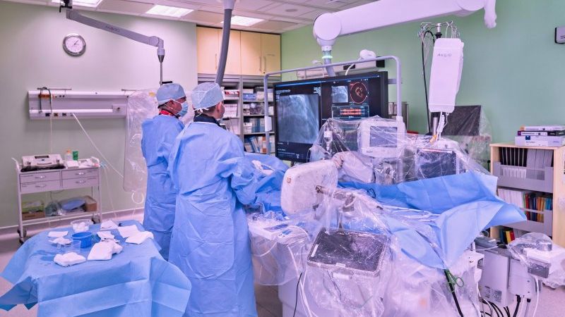 Lékaři z Brna použili při operaci koronárních tepen novou metodu, živě to přenášeli zahraničním kolegům