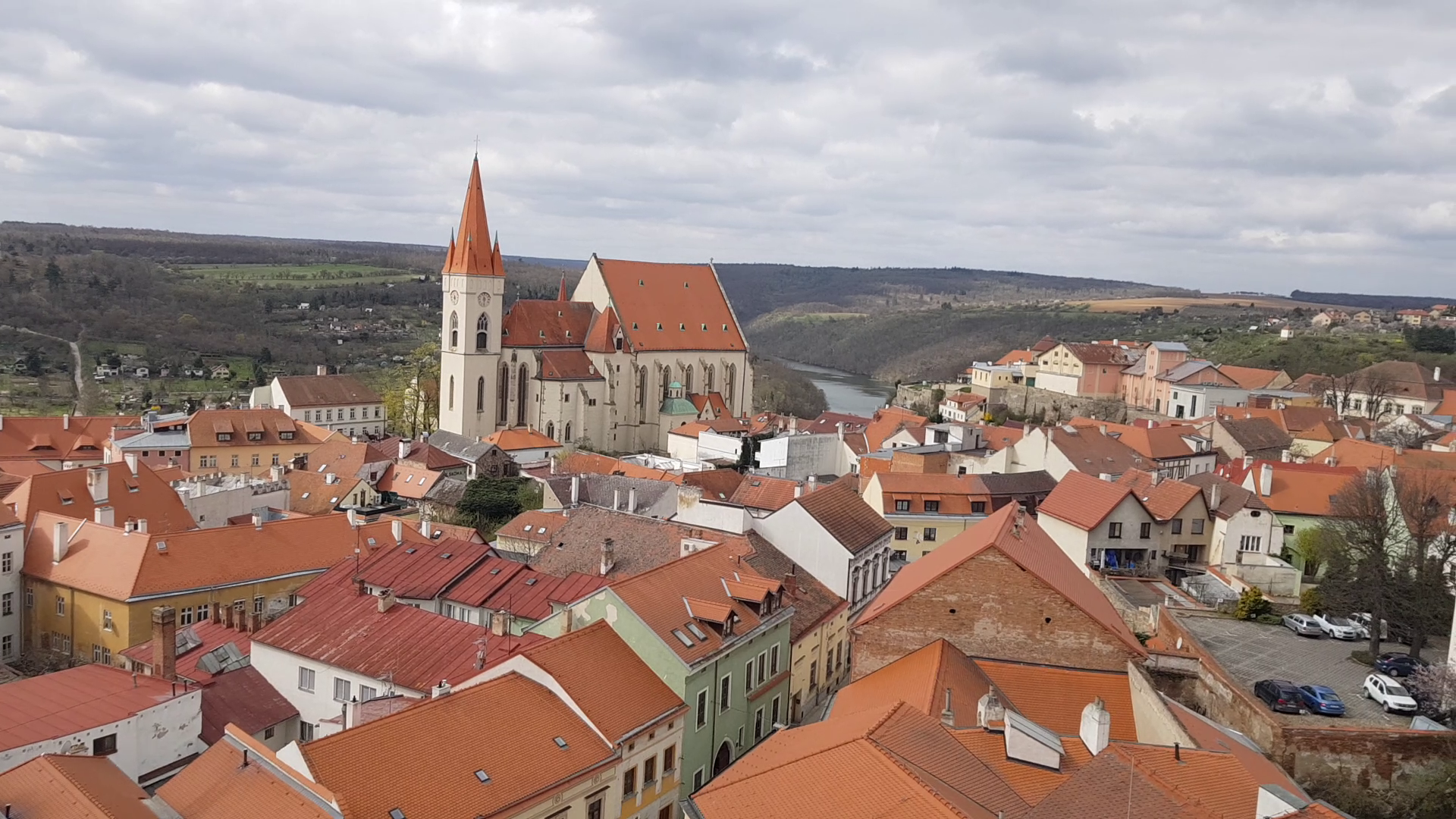 Desítky lidí ze znesvářených rodin na sebe řvaly v centru Znojma. Šlo o lásku