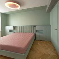 Růžová barva, značící intimitu, nemohla chybět ani v ložnici.