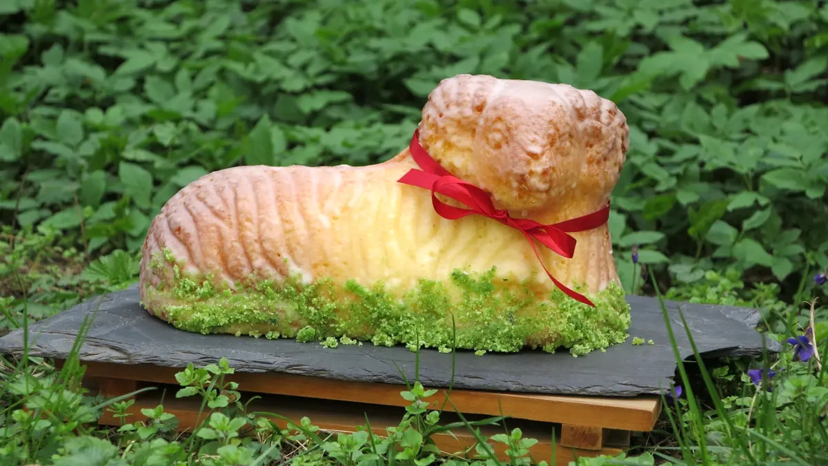 Vláčný tvarohový beránek s citronovou polevou a bazalkovým cukrem