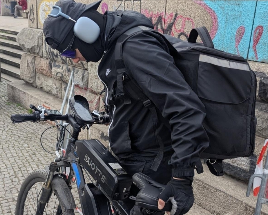 Bình ắc quy từ xe đạp điện gây thương tích nghiêm trọng cho một cậu bé ở Praha. Người điều khiển xe đạp đã rời đi, cảnh sát đang truy tìm.