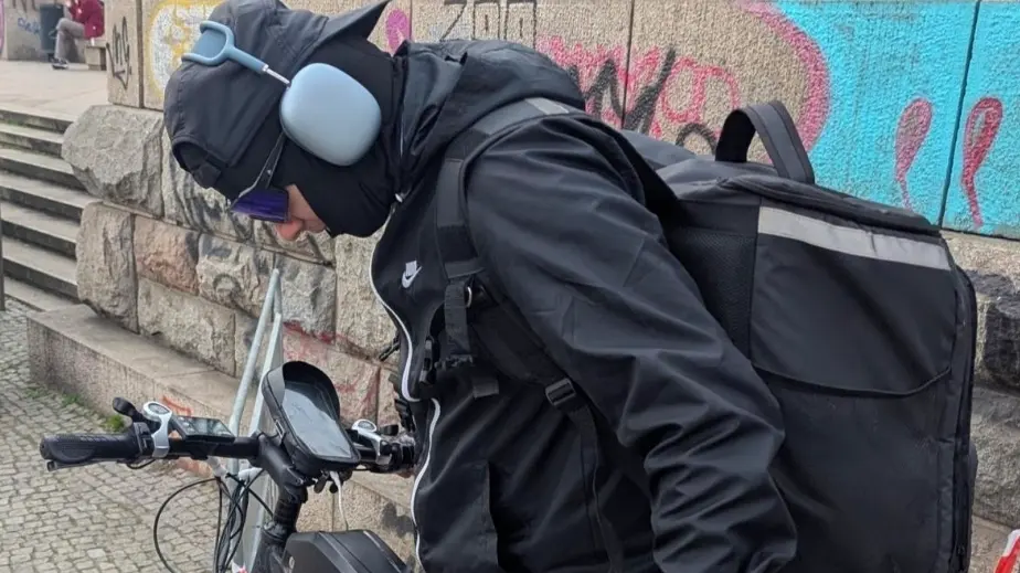 Baterie z elektrokola vážně zranila chlapce v Praze. Cyklista odjel, hledá ho policie