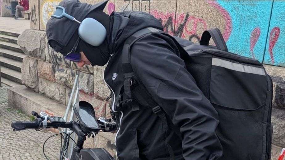 Baterie z elektrokola vážně zranila chlapce v Praze. Cyklista odjel, hledá ho policie