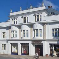 Památkově chráněná budova muzea stojí na vambereckém náměstí.