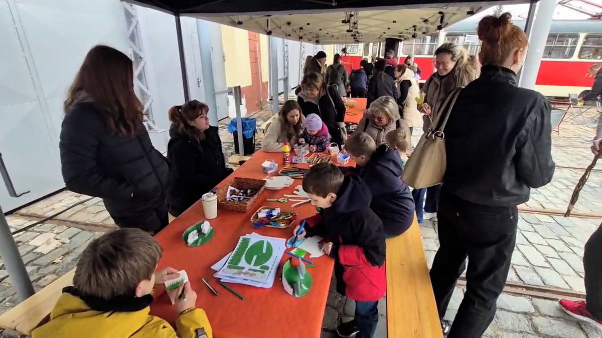 Velikonoce v Muzeu MHD: Malování kraslic, pletení pomlázek i plyšáci z ponožek