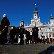 Náměstí Přemysla Otakara II. obešli dokola