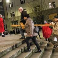 Účastníci průvodu před katedrálou Božského spasitele. 