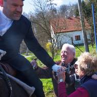 Lidé jezdcům přinášejí občerstvení i drobné dary.