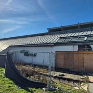 Bývalá tenisová hala na odpočívadle u D1 v Průhonicích, kde dnes funguje kasino.