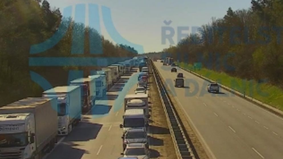 Tři zranění, včetně dítěte, po střetu vozidel v koloně na dálnici D1 na Benešovsku