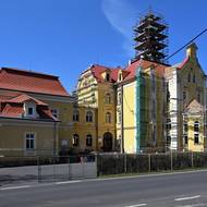 Opravy školní střechy se nejen protáhnou, ale také prodraží. Oprava věže s novou makovicí by měla předběžně zvýšit původní cenu 4,5 milionu o dalších 450 tisíc korun.