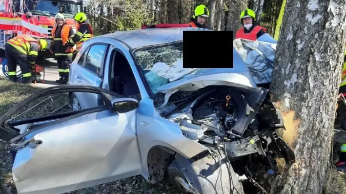 Senior na Semilsku narazil autem do stromu, na místě zemřel