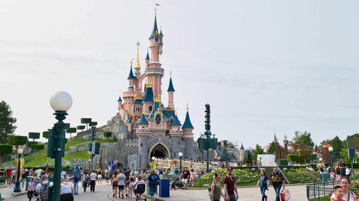 Dáma v nesnázích. Na princeznu v Disneylandu zaútočily vrány a začaly jí rvát vlasy