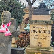 Divadlo Říše loutek navazuje na odkaz sochaře, řezbáře a loutkáře Vojtěcha Suchardy, který má hrob na Vyšehradě, hned vedle fotbalisty Josefa Bicana.