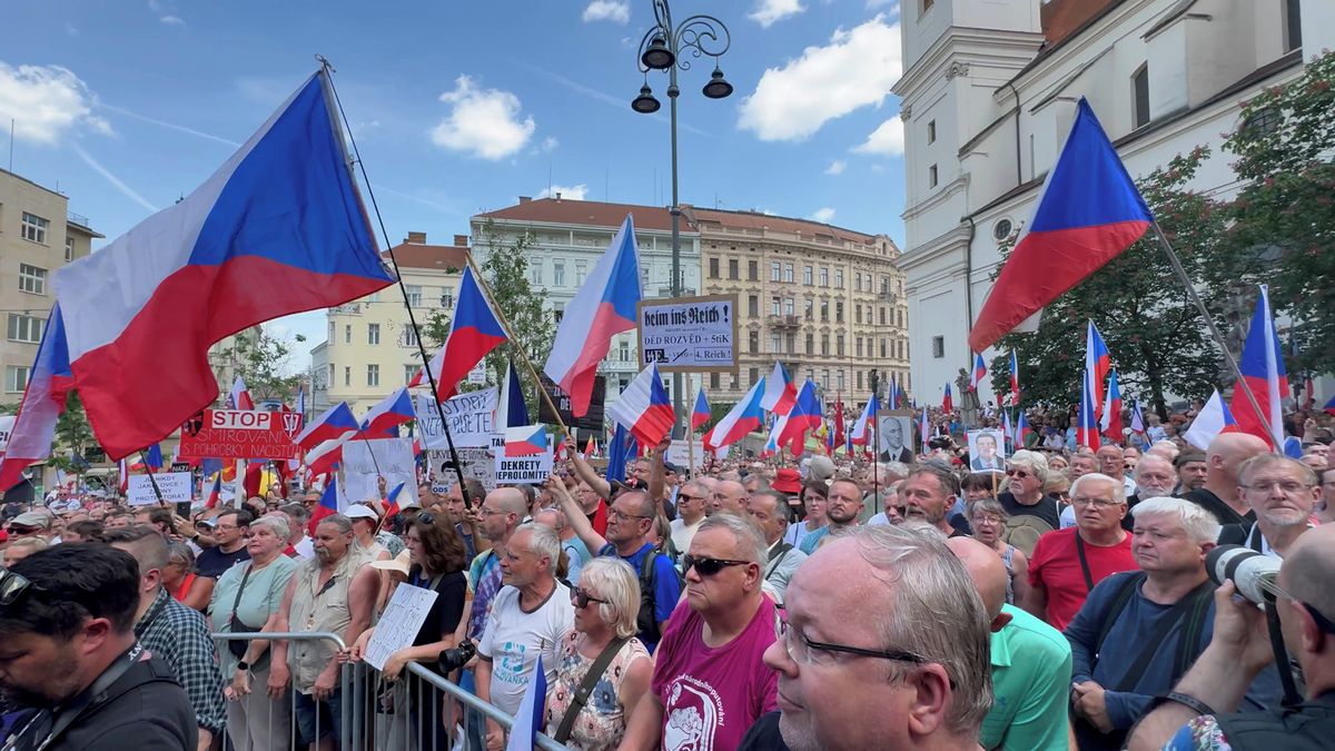 Plné náměstí. Proti sjezdu sudetských Němců v Brně protestovalo na 6000 lidí. Vystoupil Zeman
