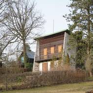 Chata s názvem Paní A. se nachází v Kamenném Přívoze a navrhl jí architekt Jiří Gočár.