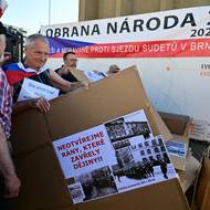 Manifestační happening Němá barikáda k vyjádření nesouhlasu s konáním sjezdu sudetských Němců.