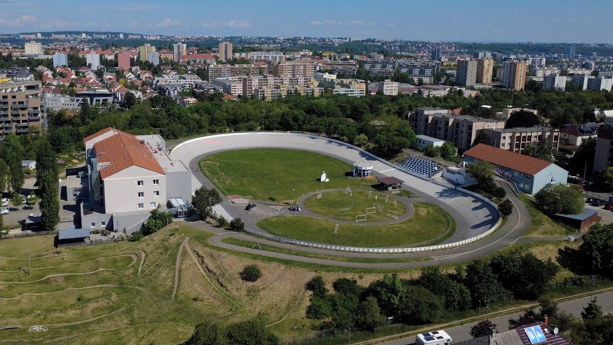 85 let dráhové cyklistiky na velodromu Třebešín. Přijďte si ho o víkendu prohlédnout i vyzkoušet