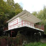 Letní dům od architekta Lájose Kozmy nalezneme na maďarském říčním ostrově Lupa Sziget. 