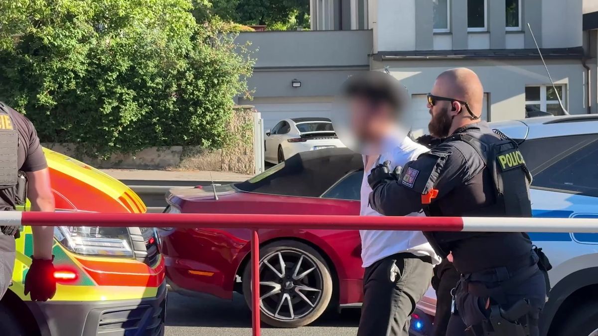 Zloděj ukradl v Praze auto a při honičce naboural několik dalších