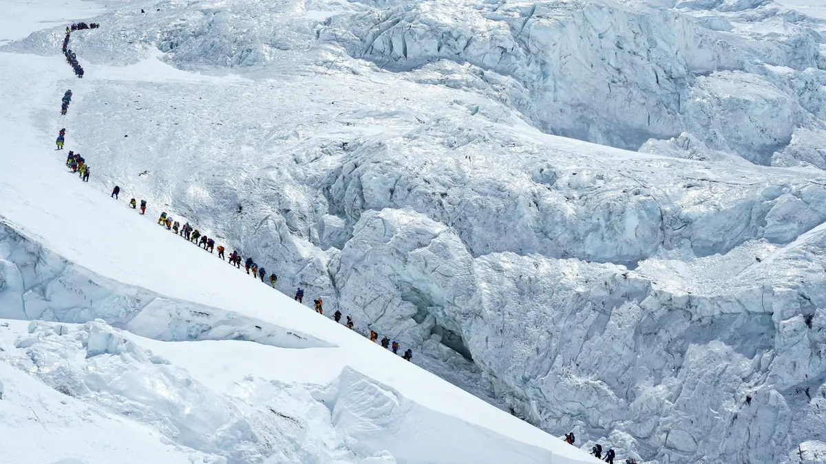 Na Mount Everestu zemřeli dva horolezci