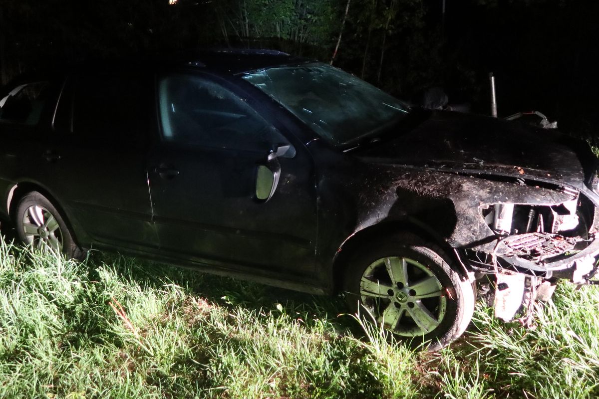 Sedmnáctiletý kluk poslal u Jihlavy škodovku přes střechu, bez mentora neměl za volantem co dělat