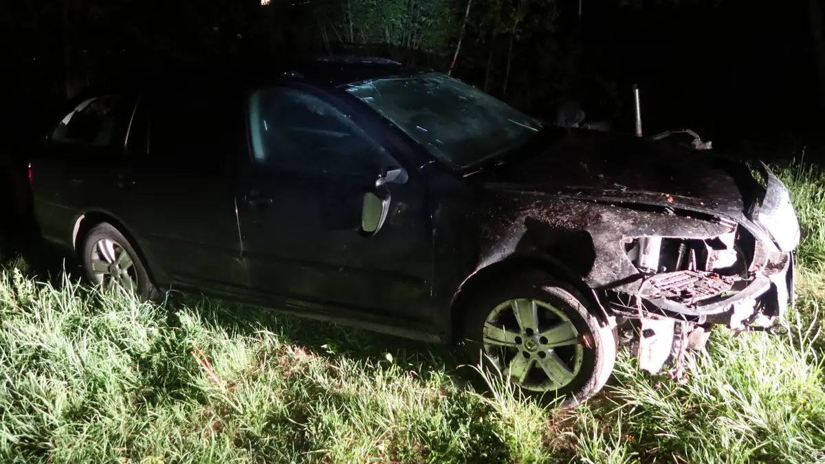 Sedmnáctiletý kluk poslal u Jihlavy škodovku přes střechu, bez mentora neměl za volantem co dělat