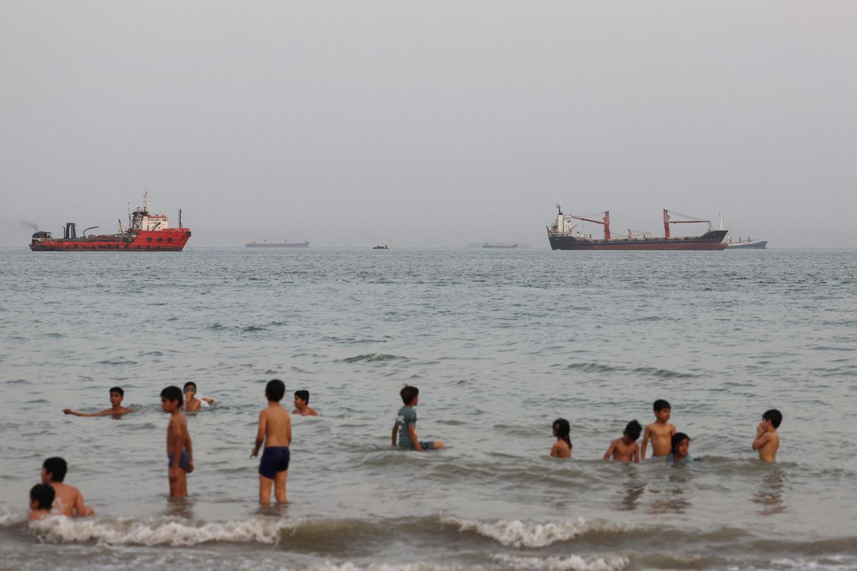 Hormuzským průlivem propluly tři tankery s plynem a supertanker s ropou