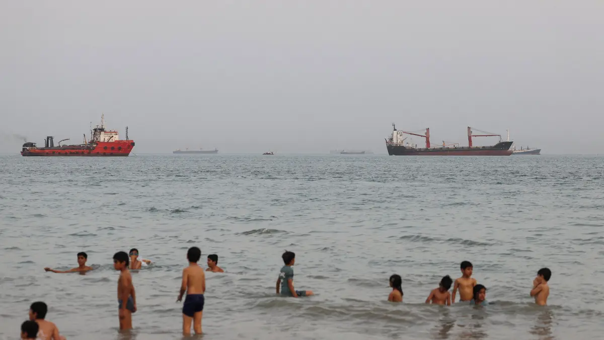 Hormuzským průlivem propluly tři tankery s plynem a supertanker s ropou