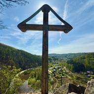 Kříž je na skále umístěn na památku tragického příběhu.