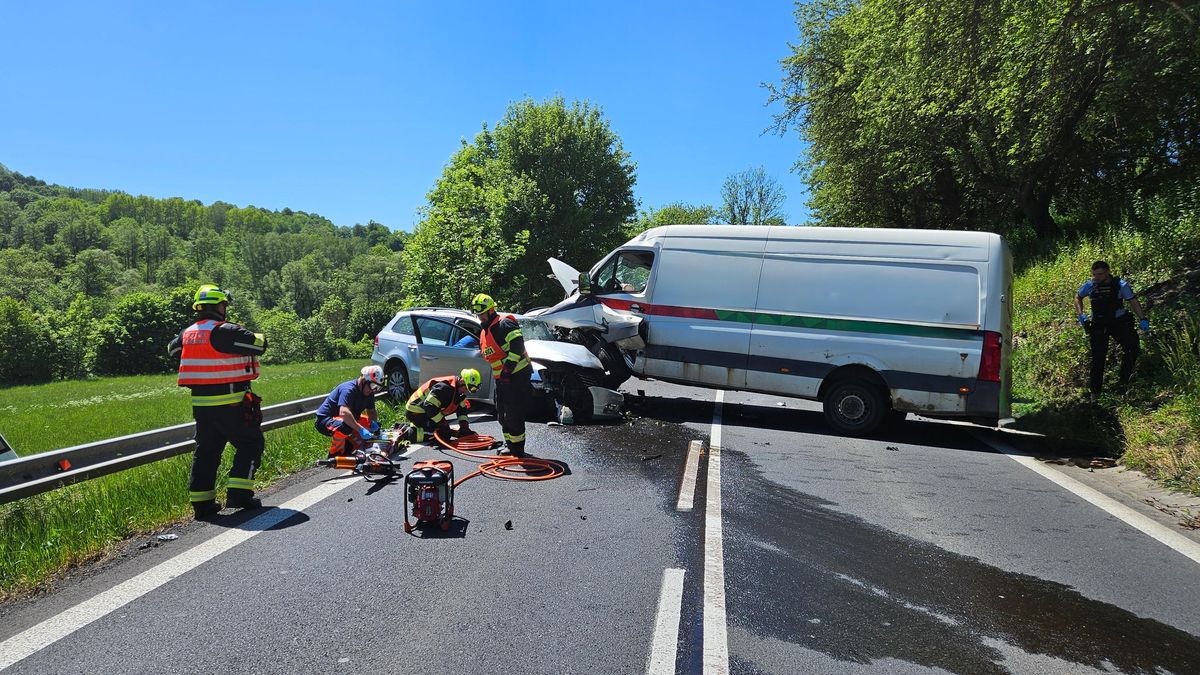 Srážka dodávky a dvou aut na Karlovarsku. Čtyři zranění