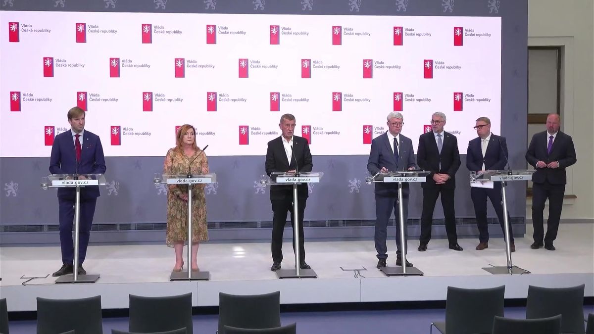„Stále si plete, že je ve vládě.“ Babiš v přímém přenosu setřel Okamuru