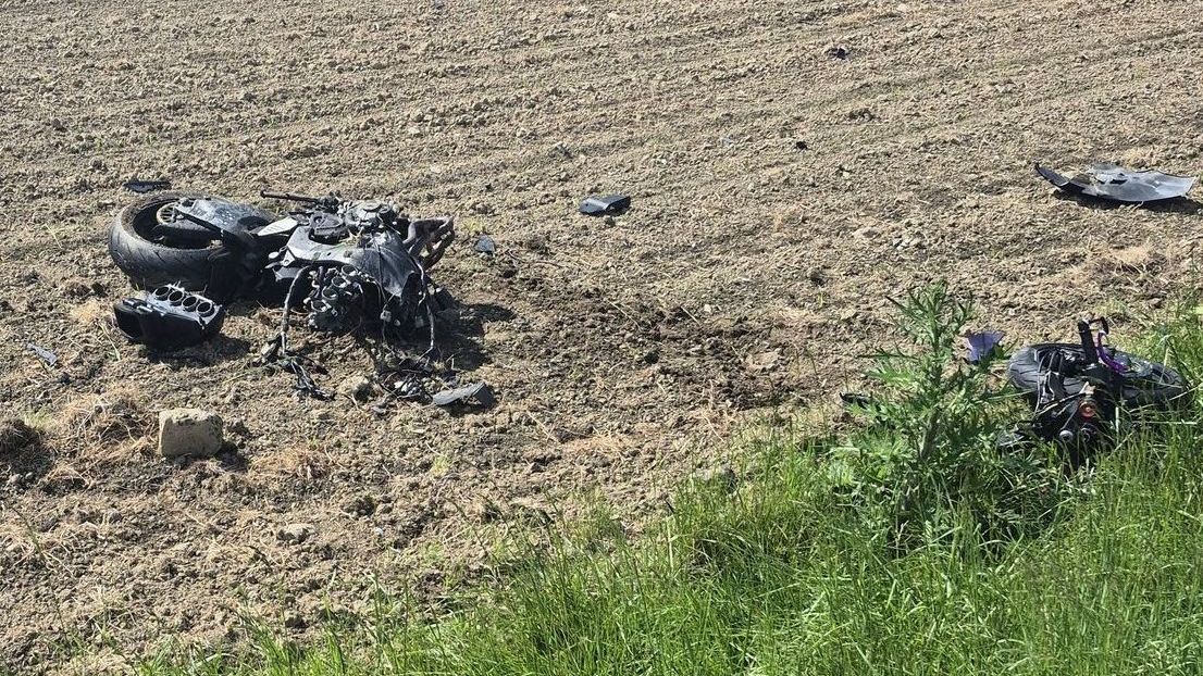 Na Vsetínsku se střetla dvě auta a motocykl, pro motorkářku musel vrtulník