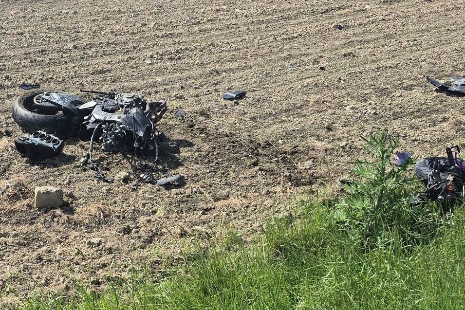 Na Vsetínsku se střetla dvě auta a motocykl, pro motorkářku musel vrtulník 