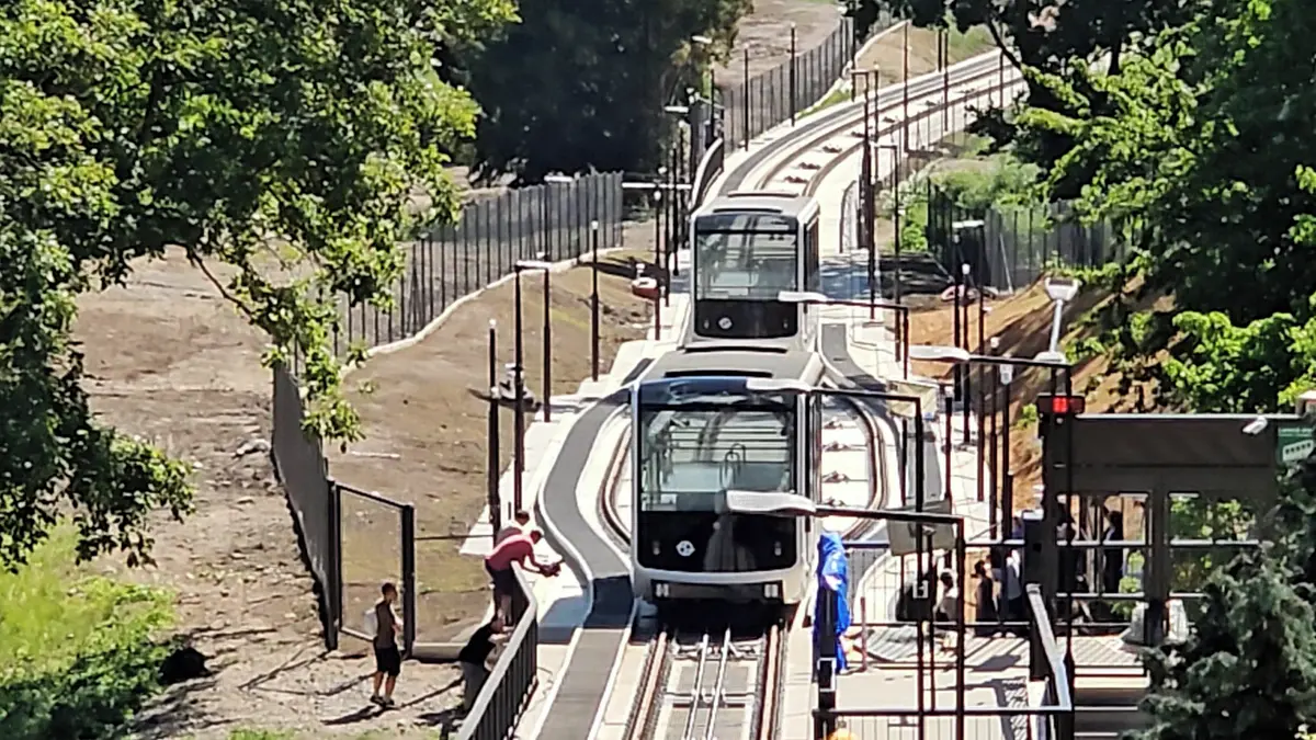 První pohled skleněnou střechou do lanovky, na Petřín už jezdí odhalená