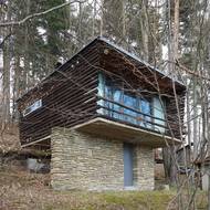 Chatu manželů Kudělkových v Bystřičce navrhl architekt Vladimír Kalivoda. 