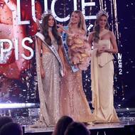 Krystyna Pyszková předala v sobotu večer korunku krásy nové miss Lucii Piskové v šatech thajské značky GL Garlate Design.