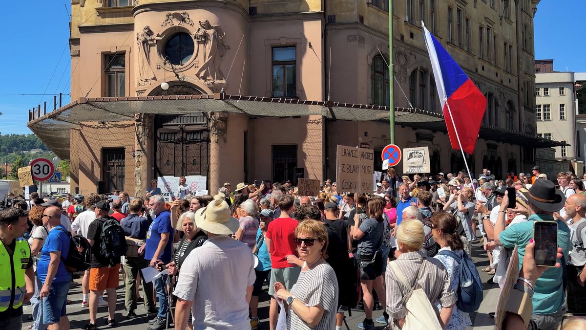 Minář předal na vládě petici na obranu médií veřejné služby